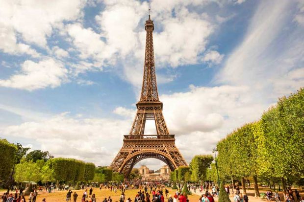 Tháp Eiffel của kinh đô thời trang nổi tiếng thế giới