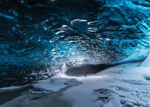 Vẻ đẹp kỳ ảo của hang động băng Skaftafell
